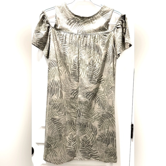 Democracy Cold Shoulder Lightweight Jersey Dress in Olive Green Fern Print ZB6 - Picture 7 of 8